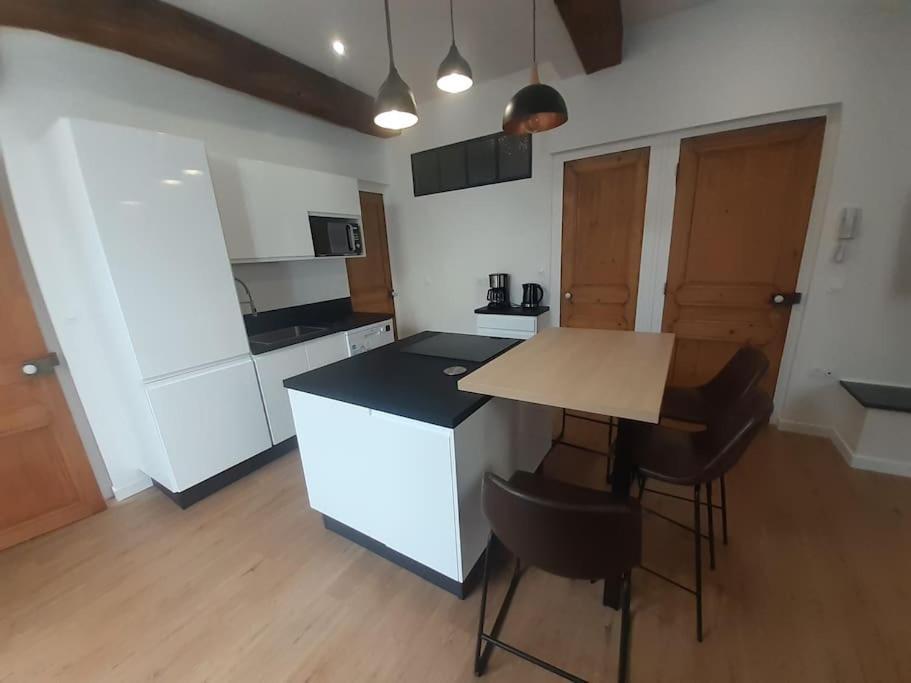 Classe 4 Etoiles - Cybele - Centre Ville 2 Chambres, Cour Privative Et Garage فيين المظهر الخارجي الصورة